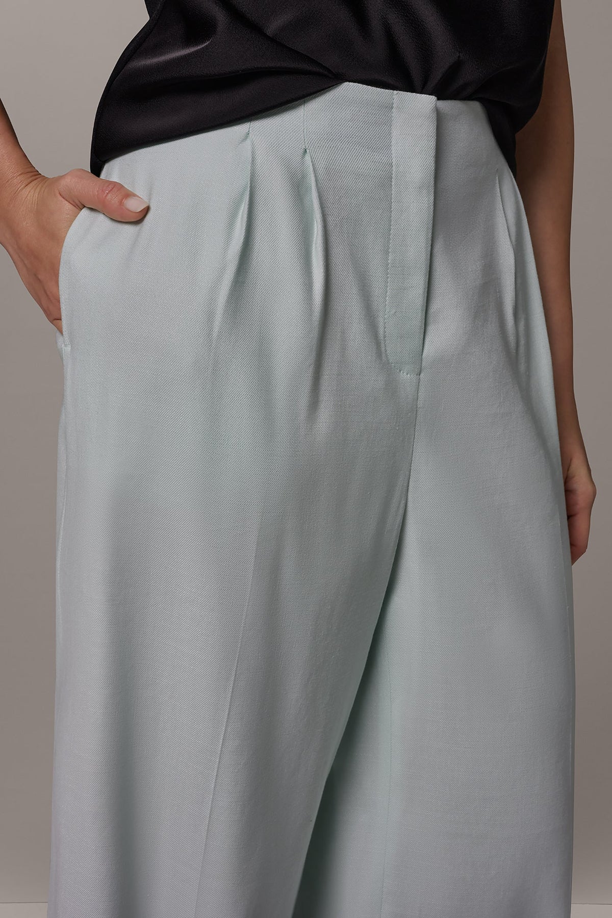 Donna Karan EXTRA HIGH-RISE PLEATED WIDE-LEG PANT