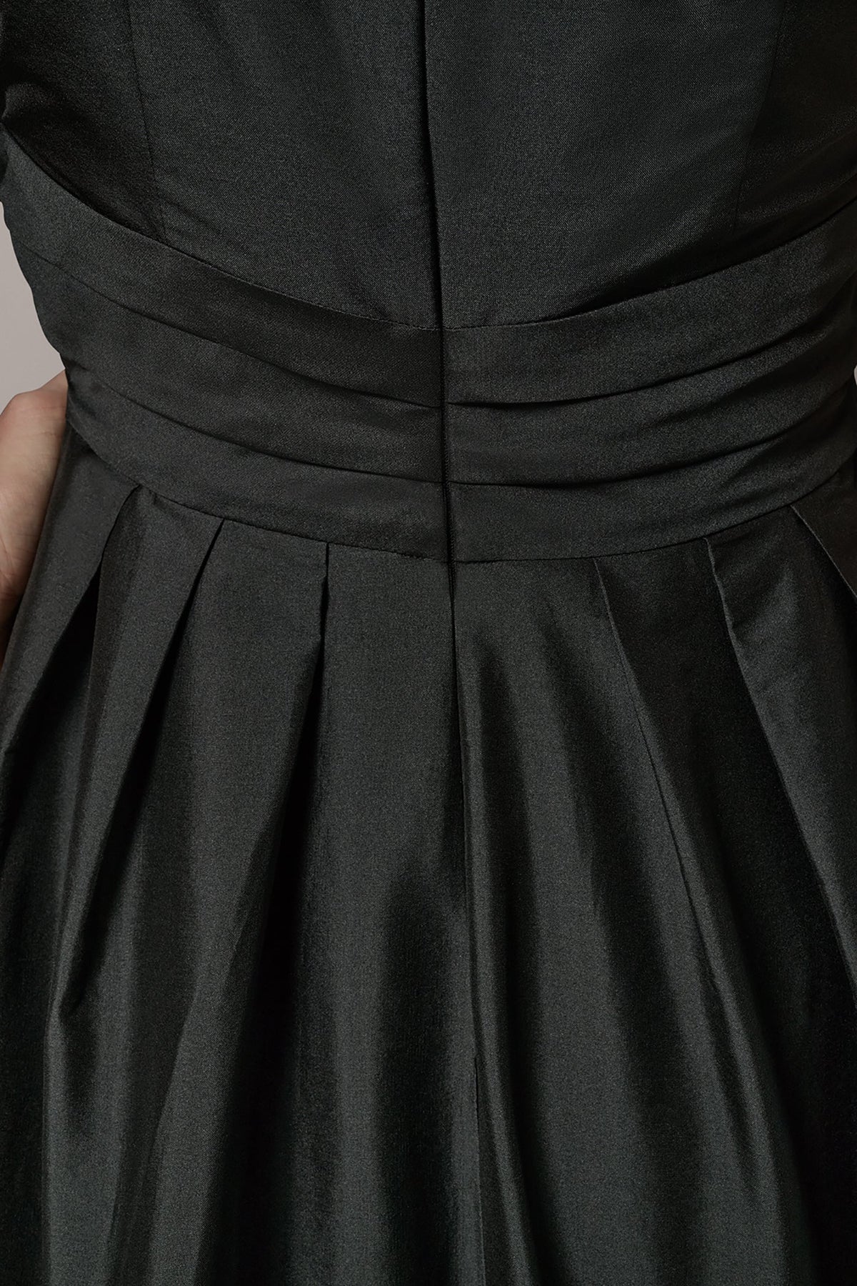 Donna Karan SLEEVELESS V-NECK TAFFETA MIDI COCKTAIL DRESS