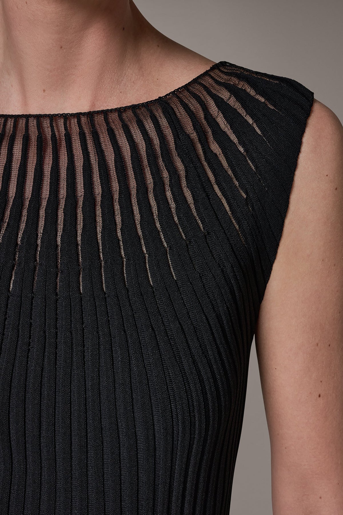 Donna Karan RIBBED SLEEVLESS SWEATER