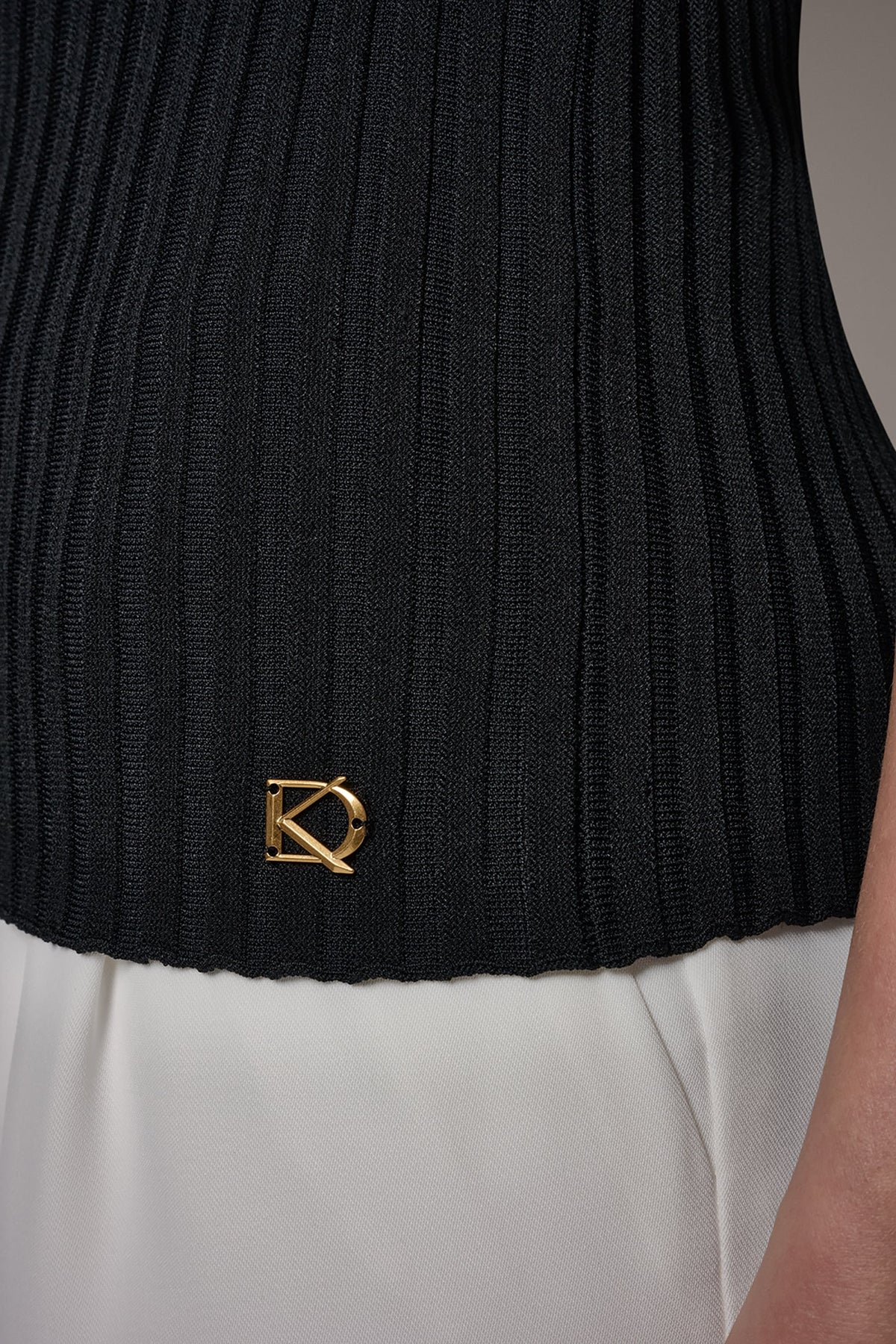 Donna Karan RIBBED SLEEVLESS SWEATER