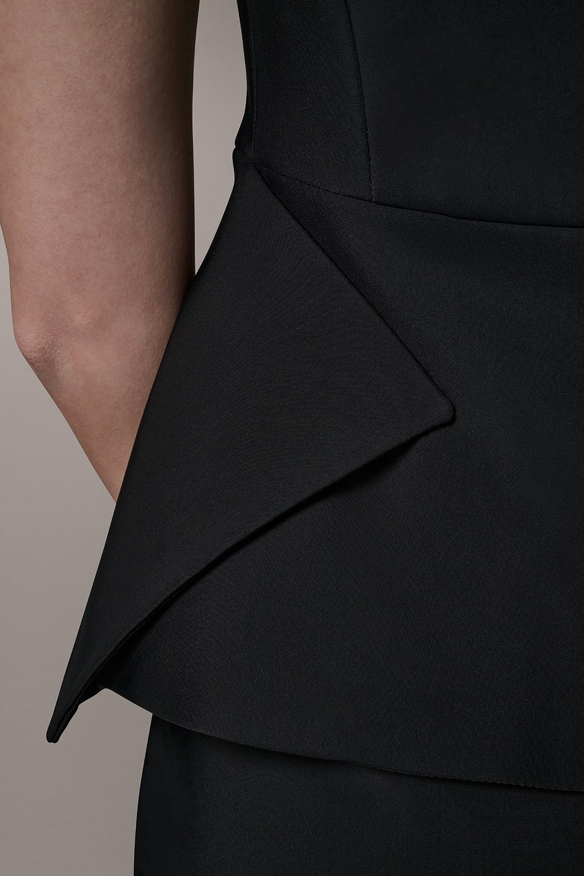 Donna Karan SHORT SLEEVE PEPLUM TOP