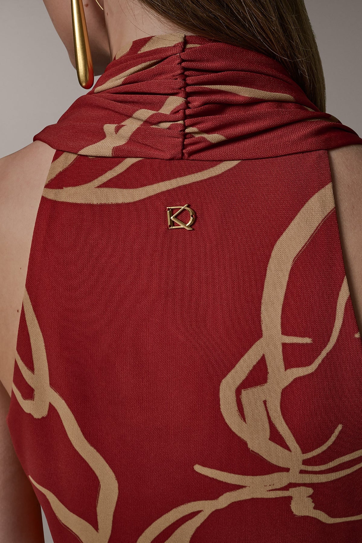 Donna Karan RUCHED V-NECK TOP