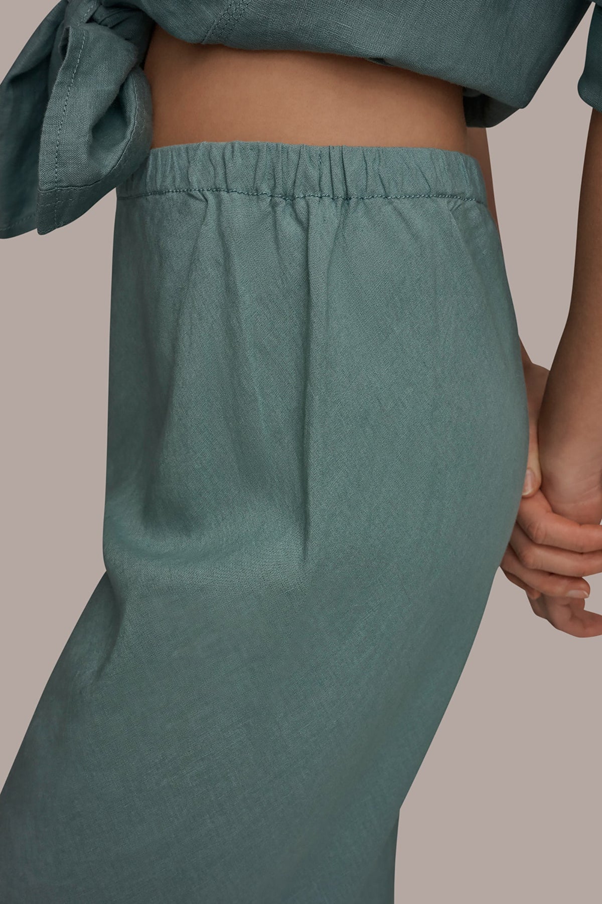 Donna Karan MID-RISE RELAXED ANKLE PANT