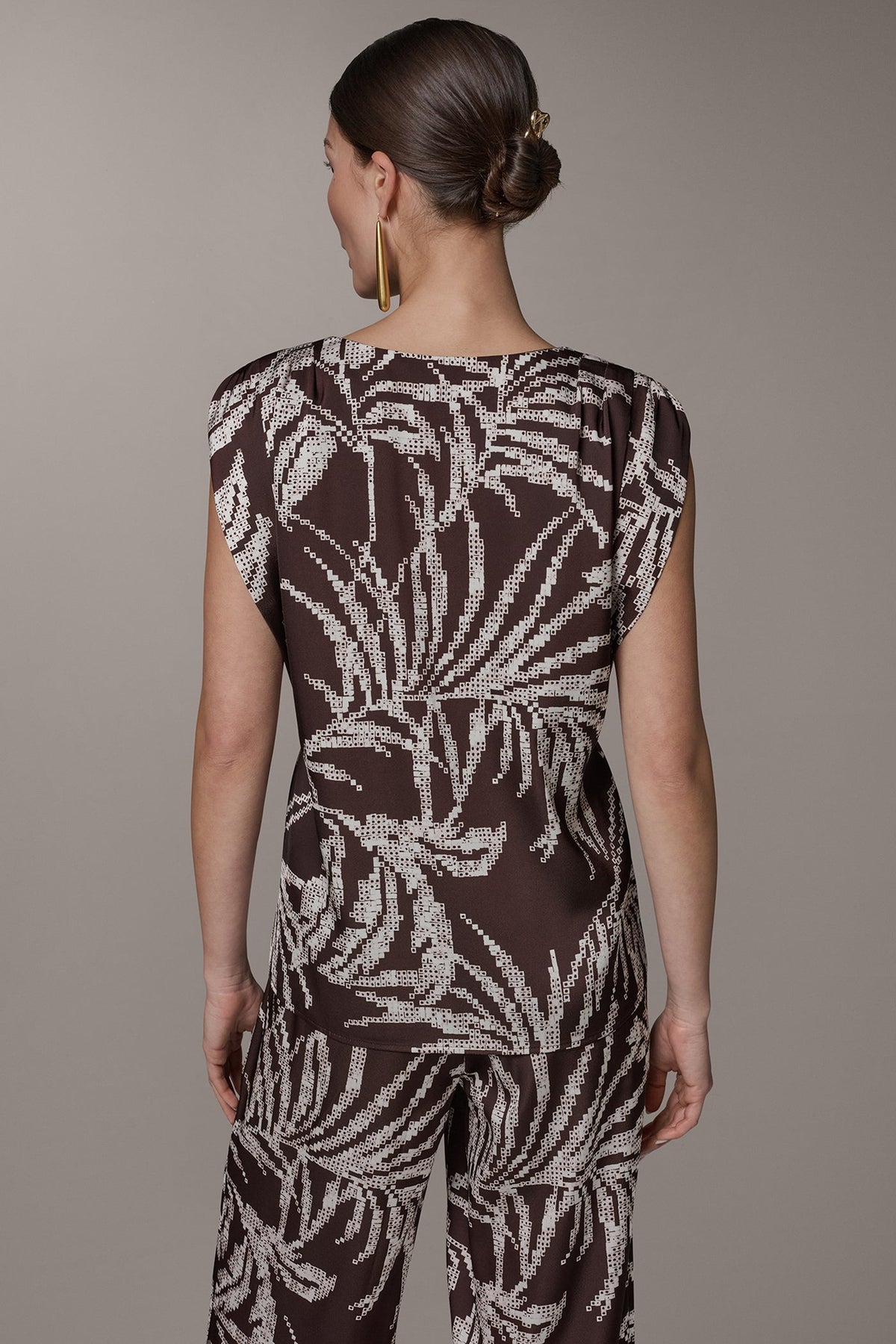 Donna Karan SLEEVELESS EXTENDED SHOULDER TOP