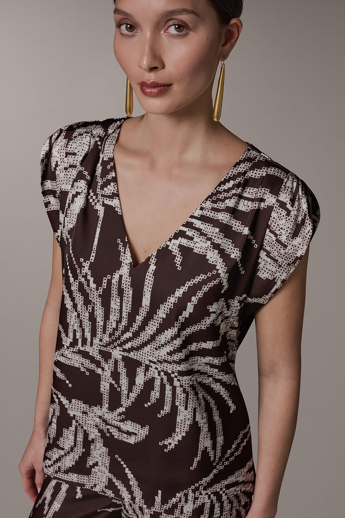 Donna Karan SLEEVELESS EXTENDED SHOULDER TOP
