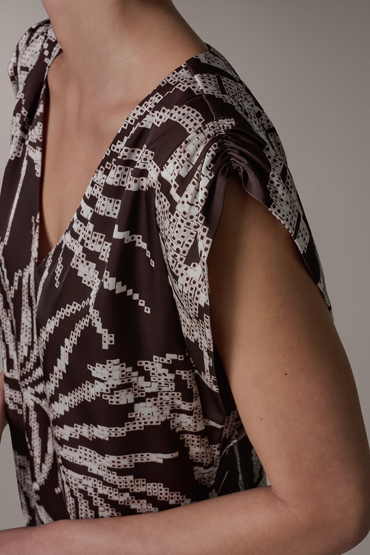 Donna Karan SLEEVELESS EXTENDED SHOULDER TOP