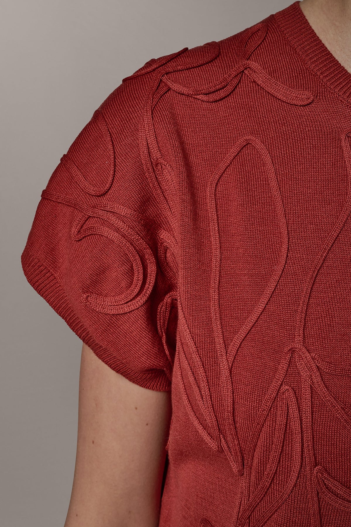 Donna Karan SHORT SLEEVE GEOMETRIC SWEATER