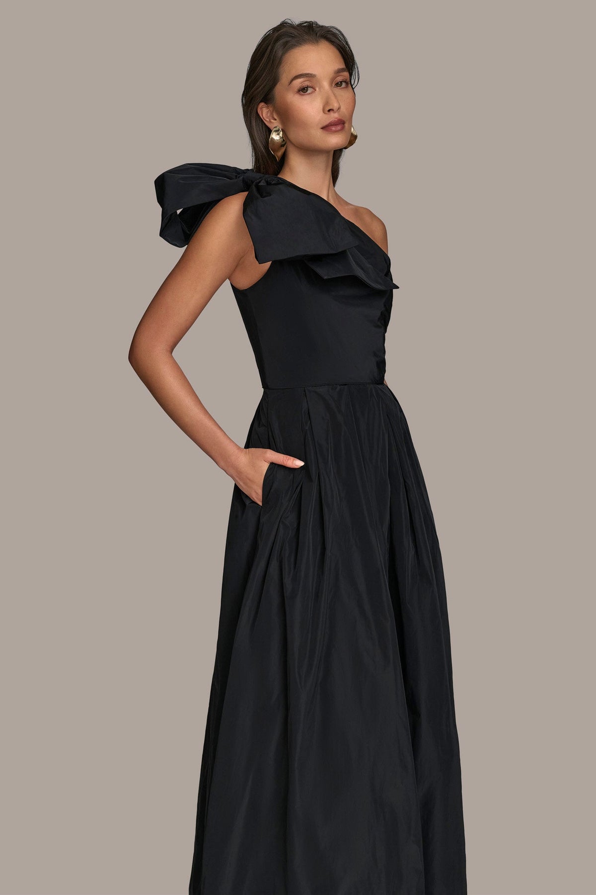 Donna Karan TAFFETA ONE-SHOULDER BALL GOWN