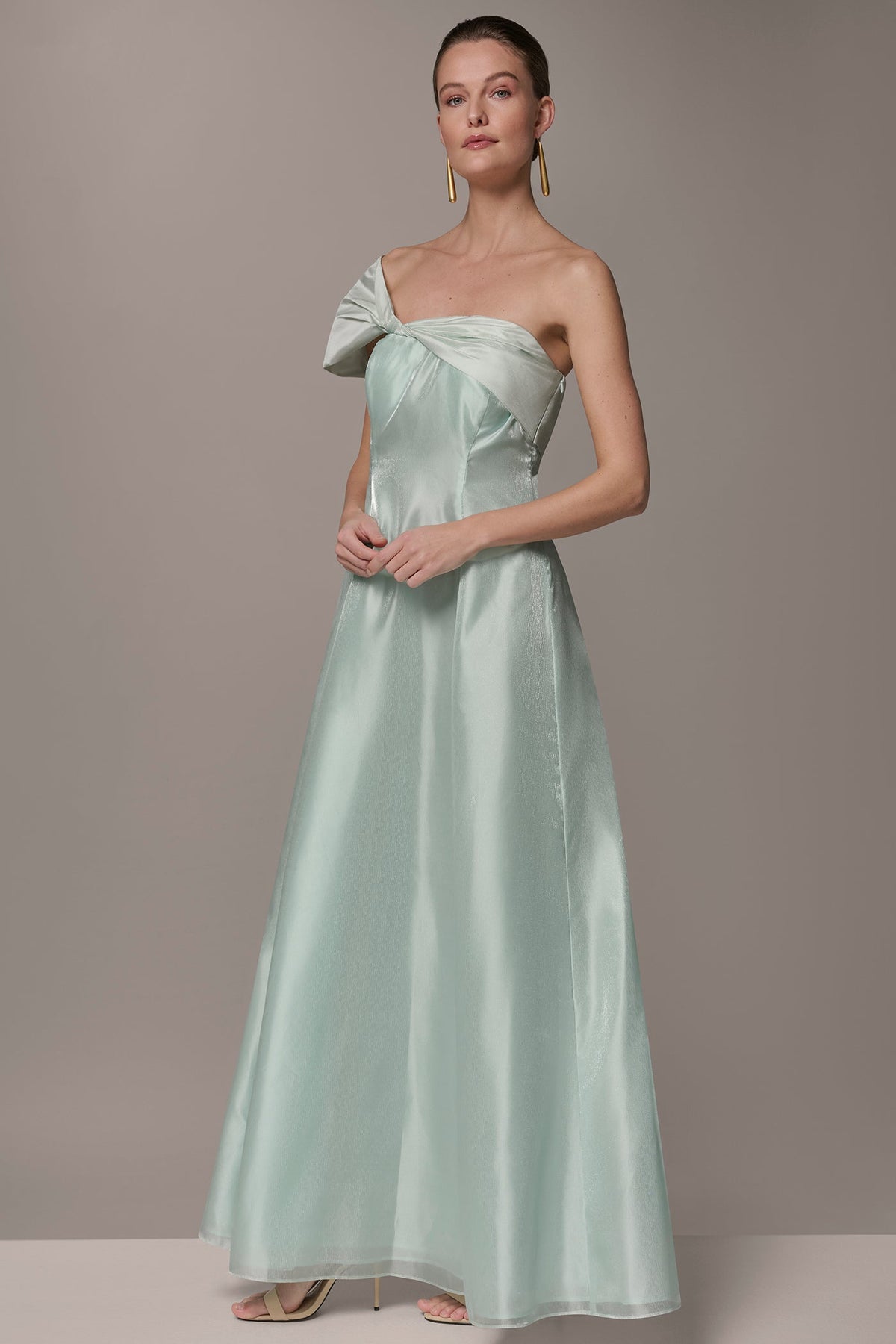 Donna Karan ORGANZA TWIST ONE-SHOULDER BALL GOWN