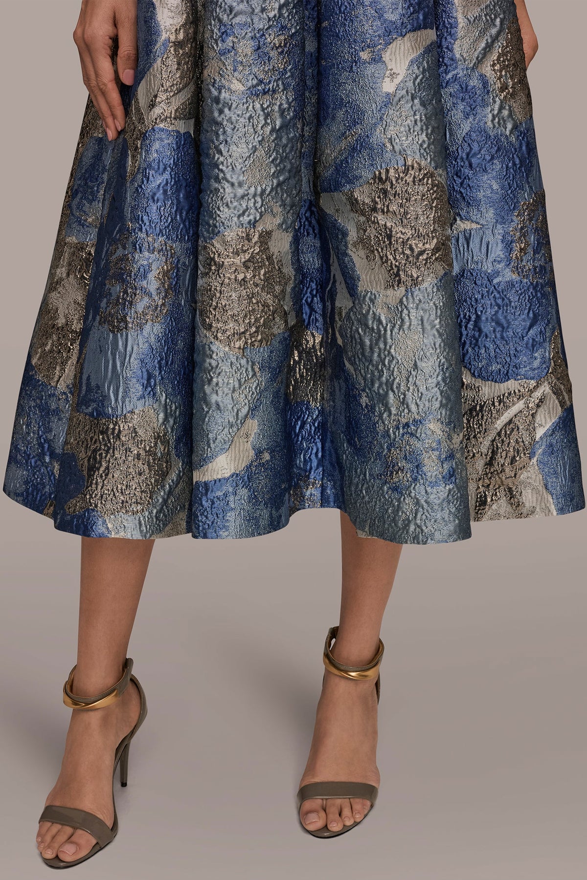 Donna Karan METALLIC FLORAL-JACQUARD SLEEVELESS MIDI GOWN
