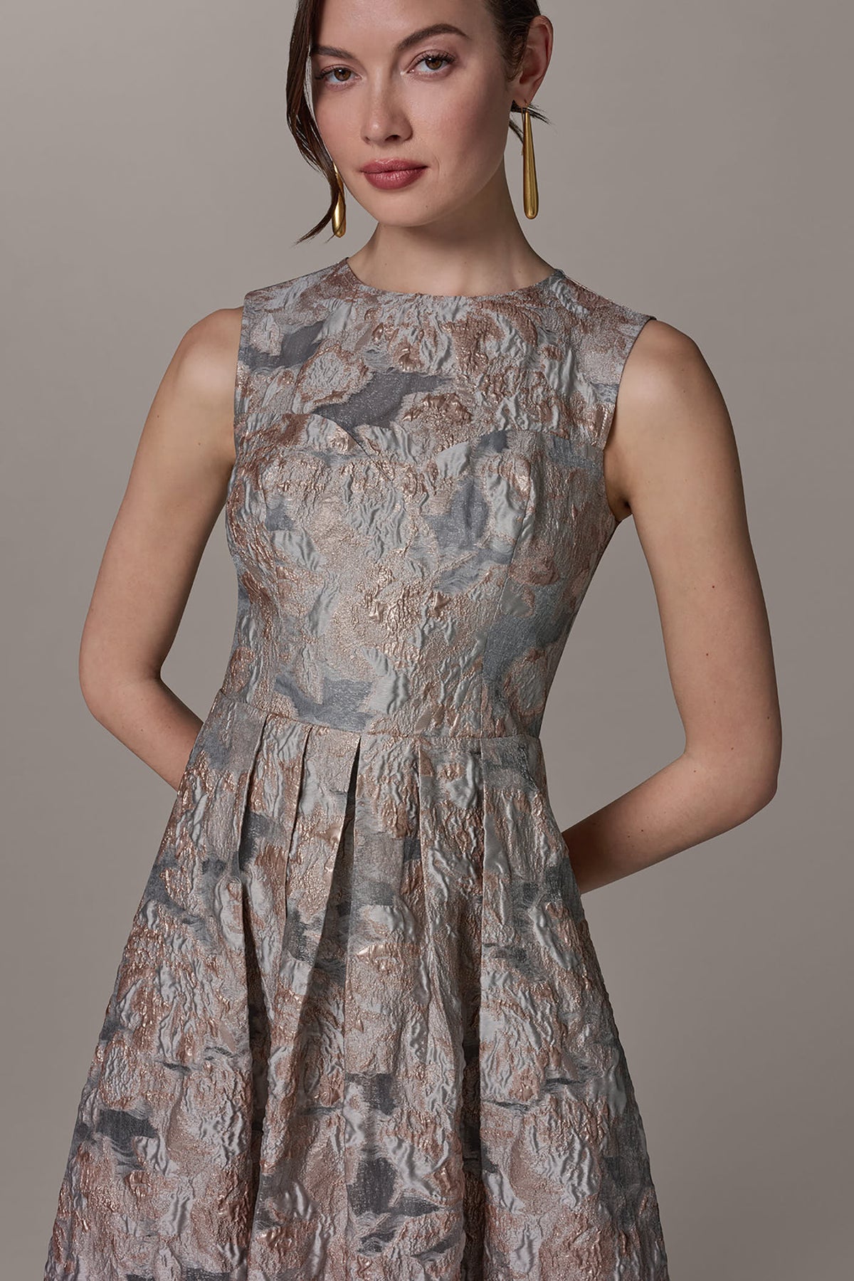 Donna Karan SLEEVELESS FLORAL MIDI FIT AND FLARE GOWN