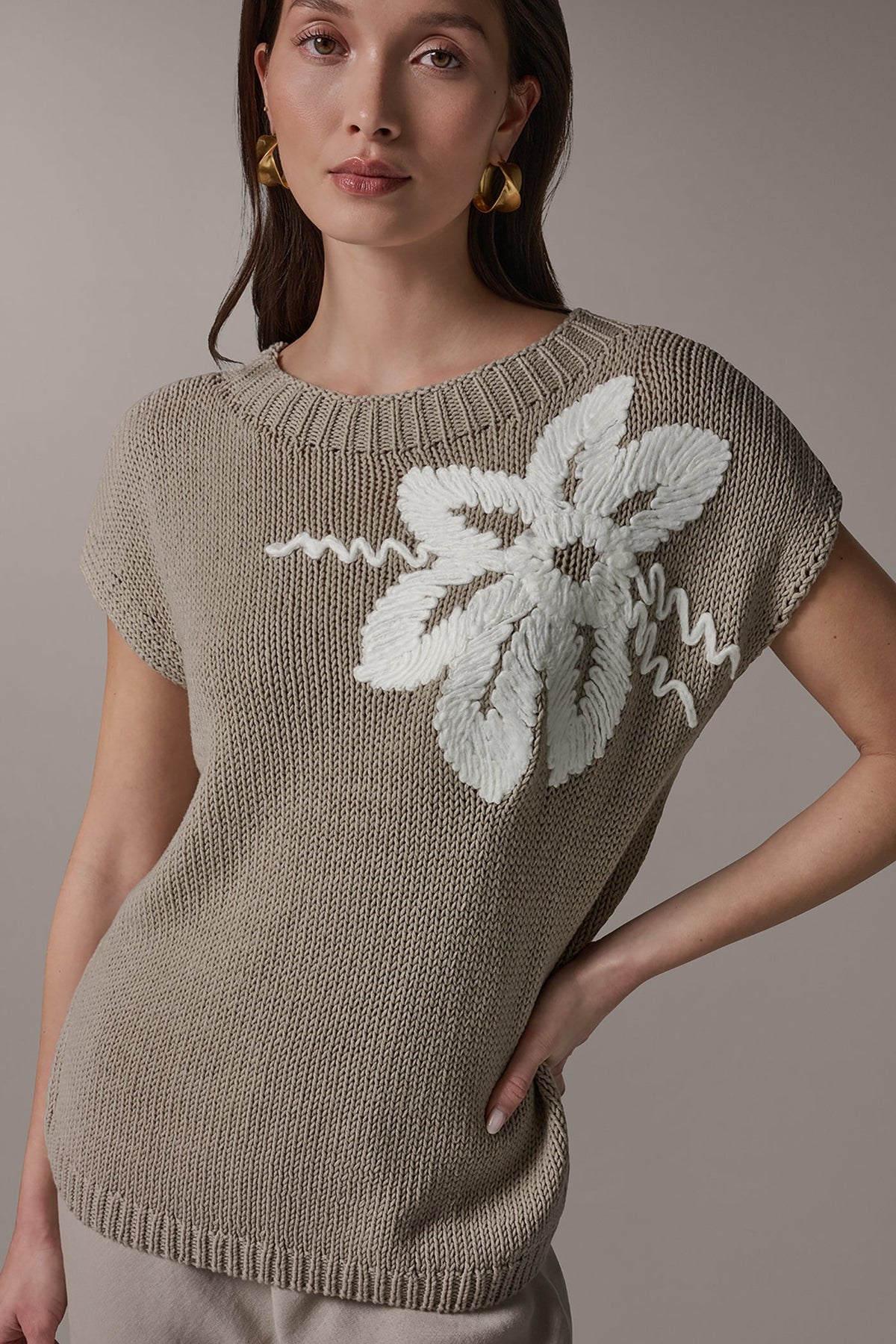 Donna Karan SLEEVELESS FLORAL SWEATER