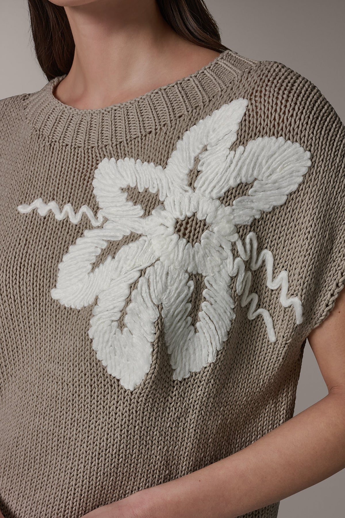 Donna Karan SLEEVELESS FLORAL SWEATER