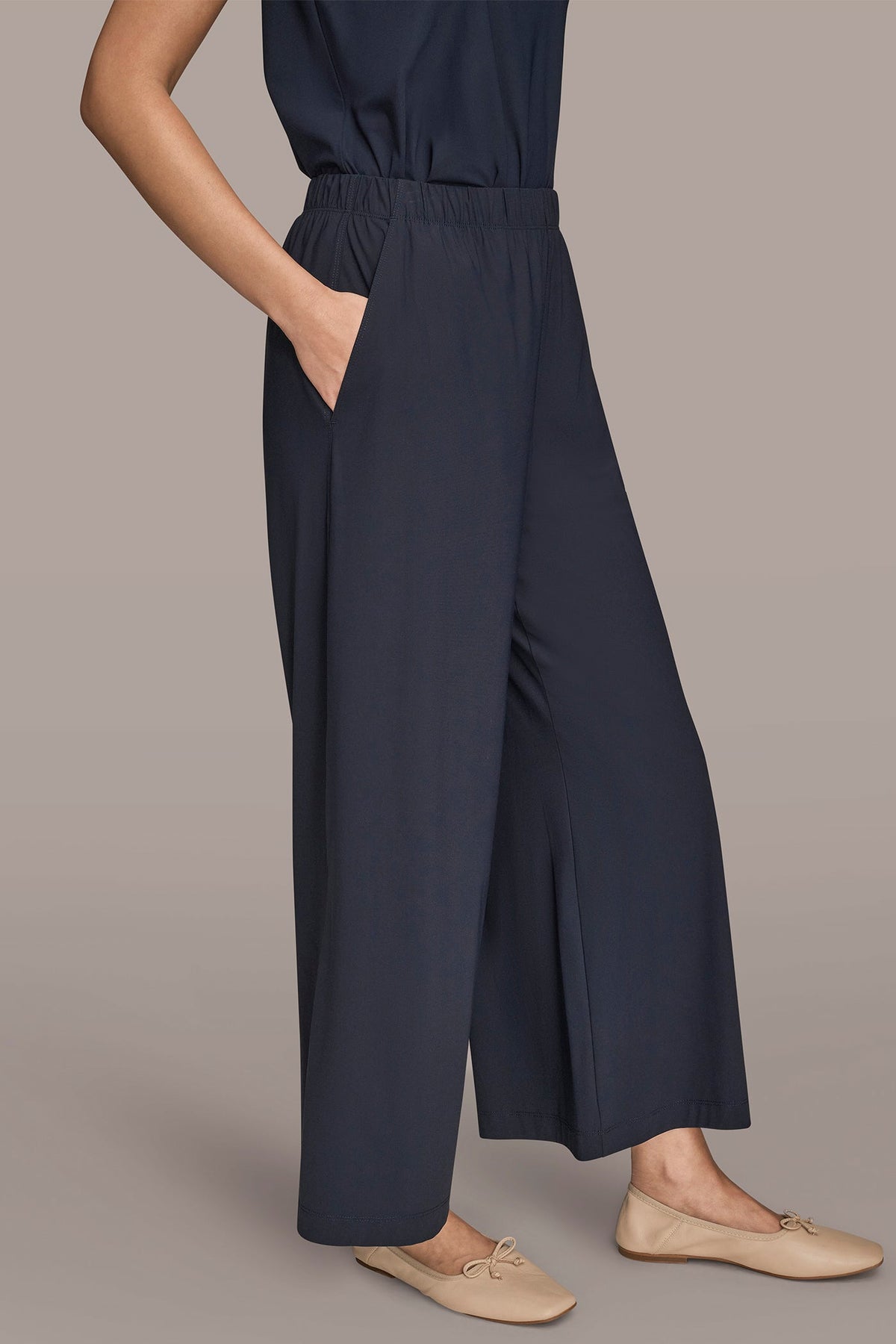 Donna Karan THE MODERN TRAVEL MID-RISE RELAXED ANKLE PANT