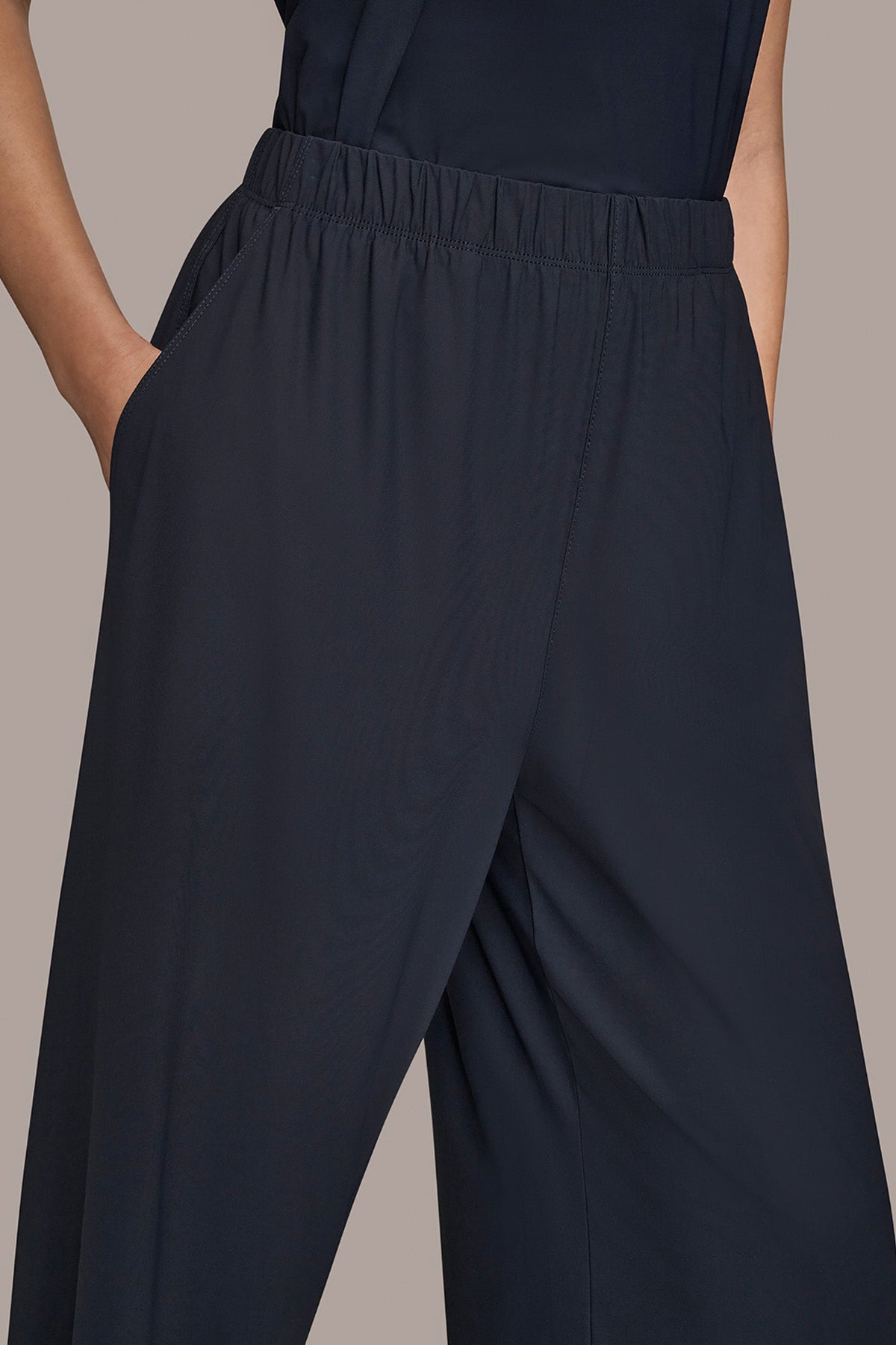 Donna Karan THE MODERN TRAVEL MID-RISE RELAXED ANKLE PANT