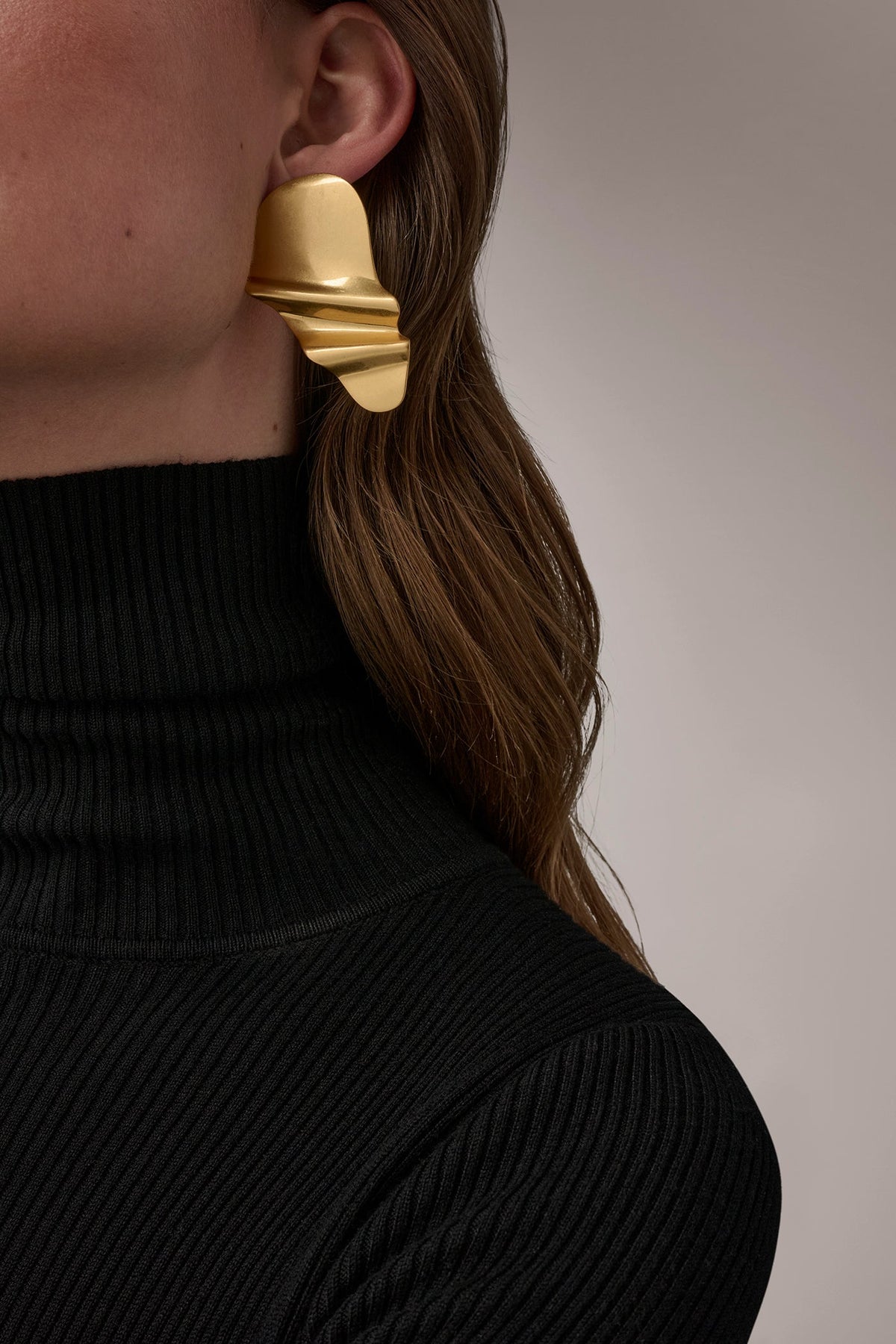 Donna Karan OVERSIZED TWISTED STUD EARRING
