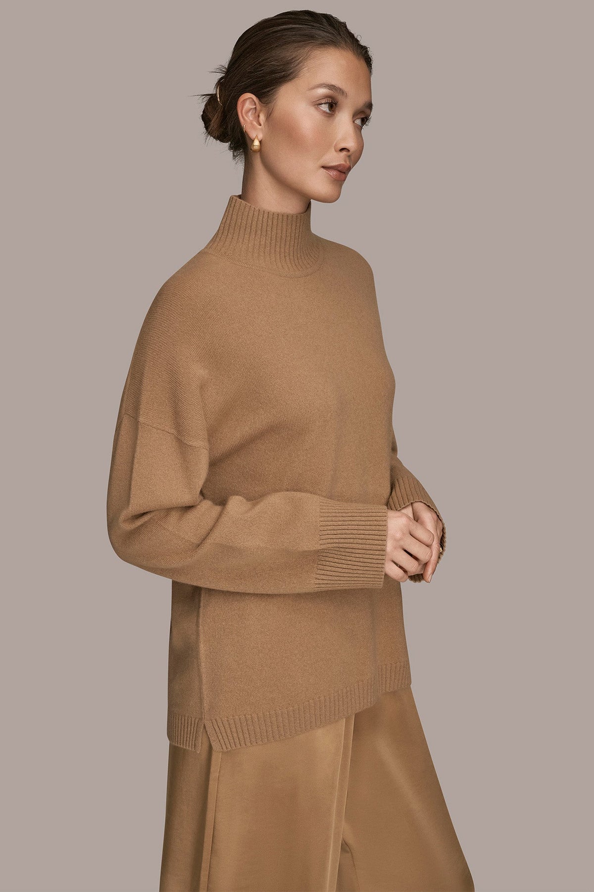Donna Karan WOOL AND CASHMERE-BLEND MOCK-NECK SWEATER