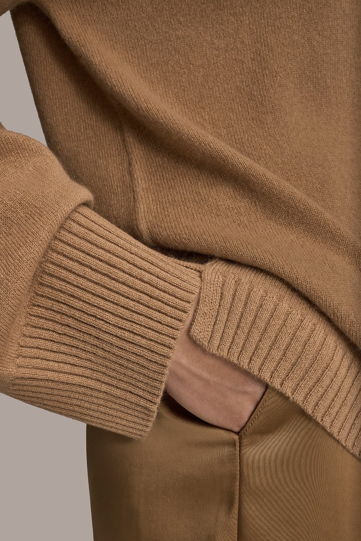 Donna Karan WOOL AND CASHMERE-BLEND MOCK-NECK SWEATER