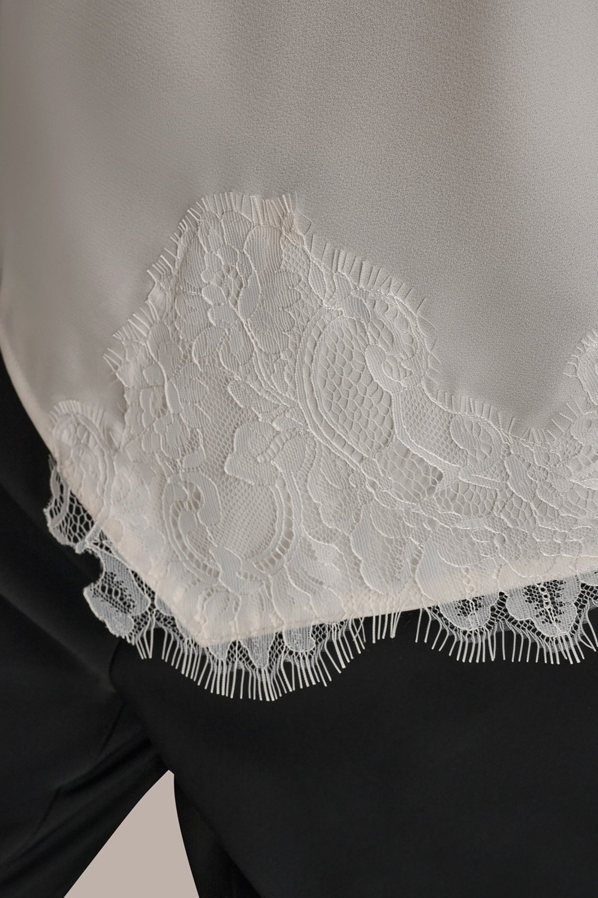 Donna Karan SLEEVELESS LACE-TRIM CREPE BLOUSE