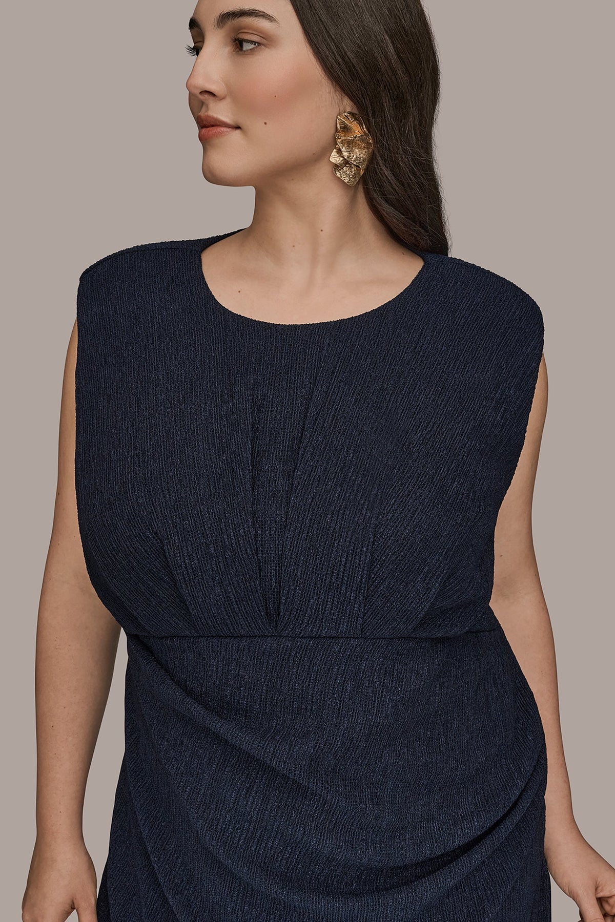 Donna Karan CRINKLED SLEEVELESS RUCHED MIDI DRESS