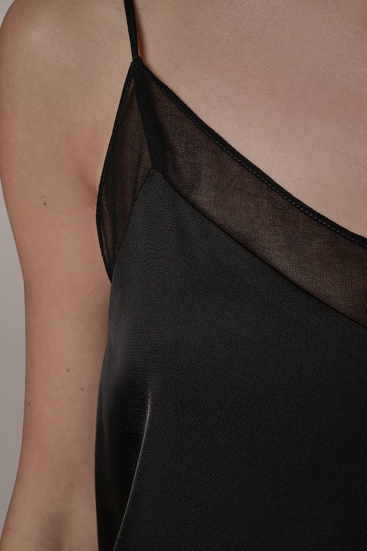 Donna Karan SLEEVELESS V-NECK CAMI