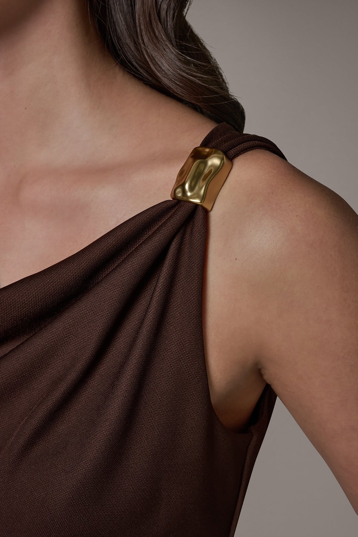 Donna Karan SLEEVELESS COWL-NECK TOP