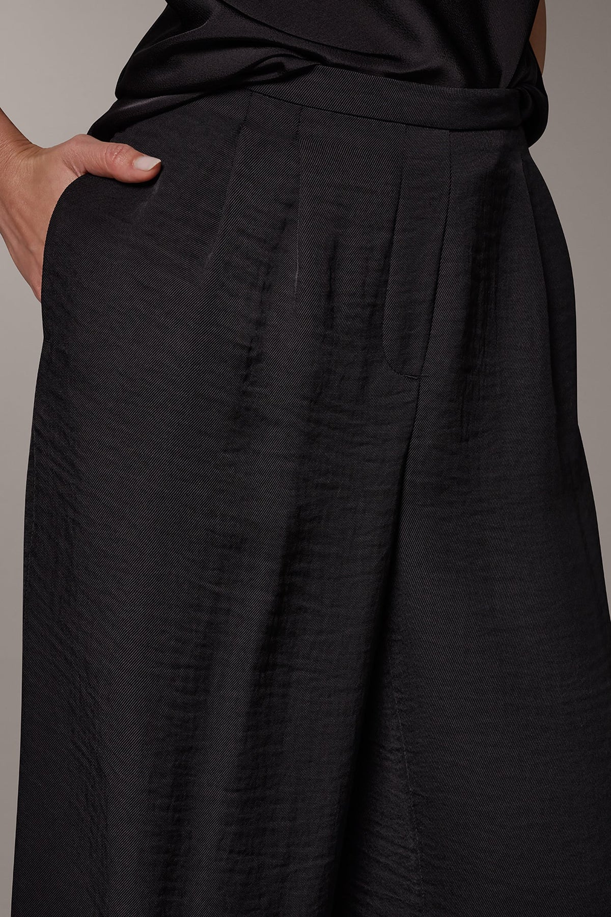 Donna Karan EXTRA HIGH-RISE PLEATED RELAXED PULL-ON PANT