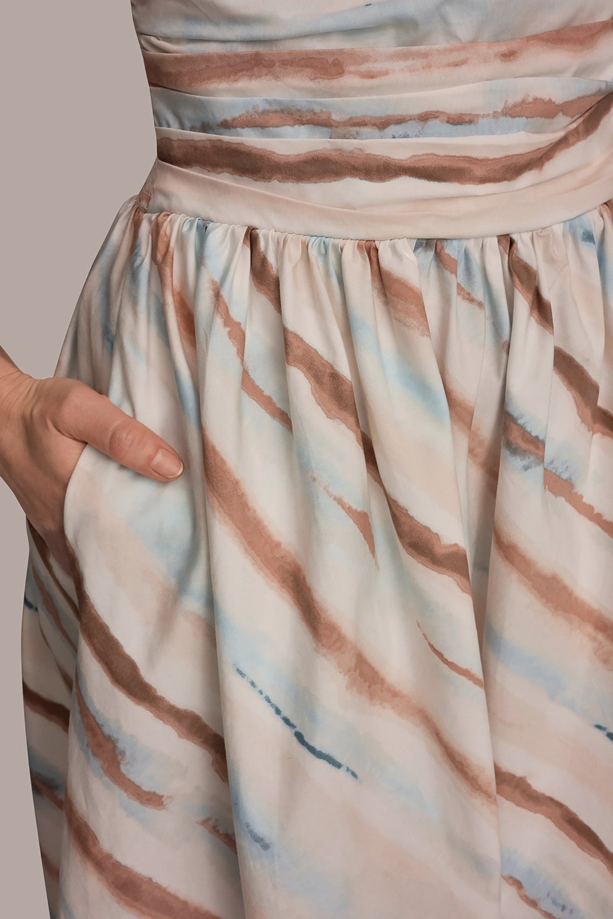 Donna Karan STRAPLESS PRINTED MIDI DRESS
