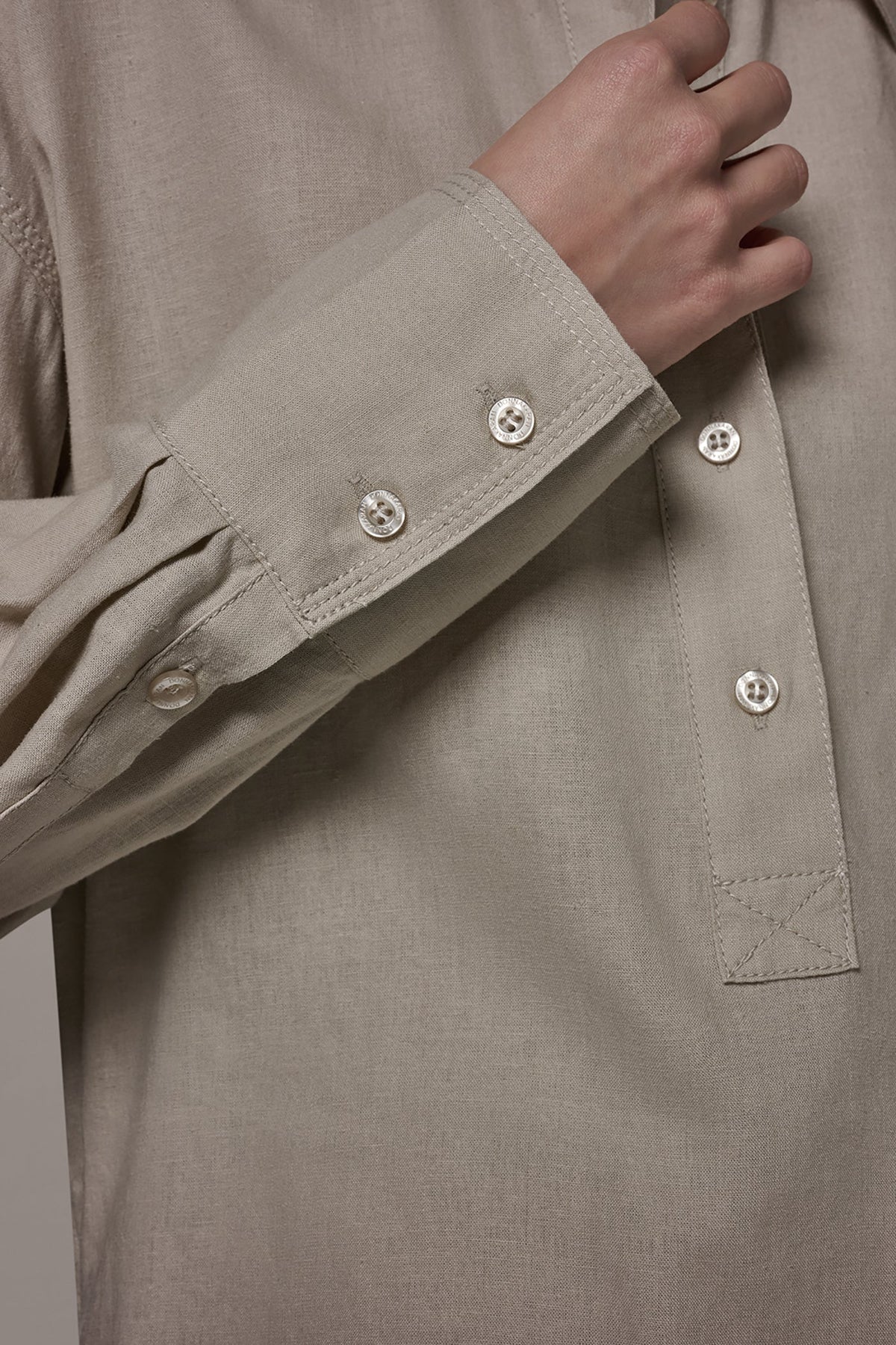Donna Karan LONG SLEEVE HALF BUTTON BLOUSE