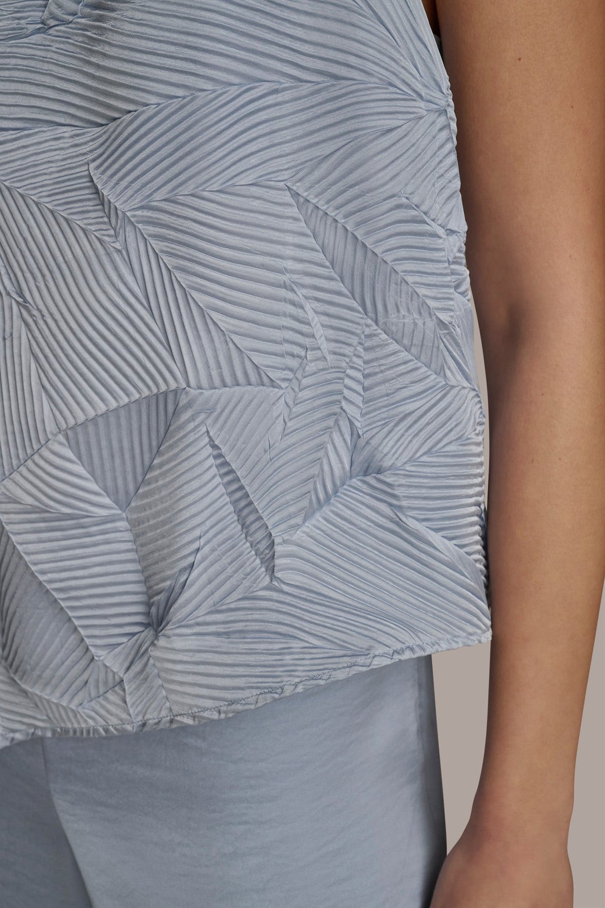 Donna Karan TEXTURED TOP WITH ANGLED HEM