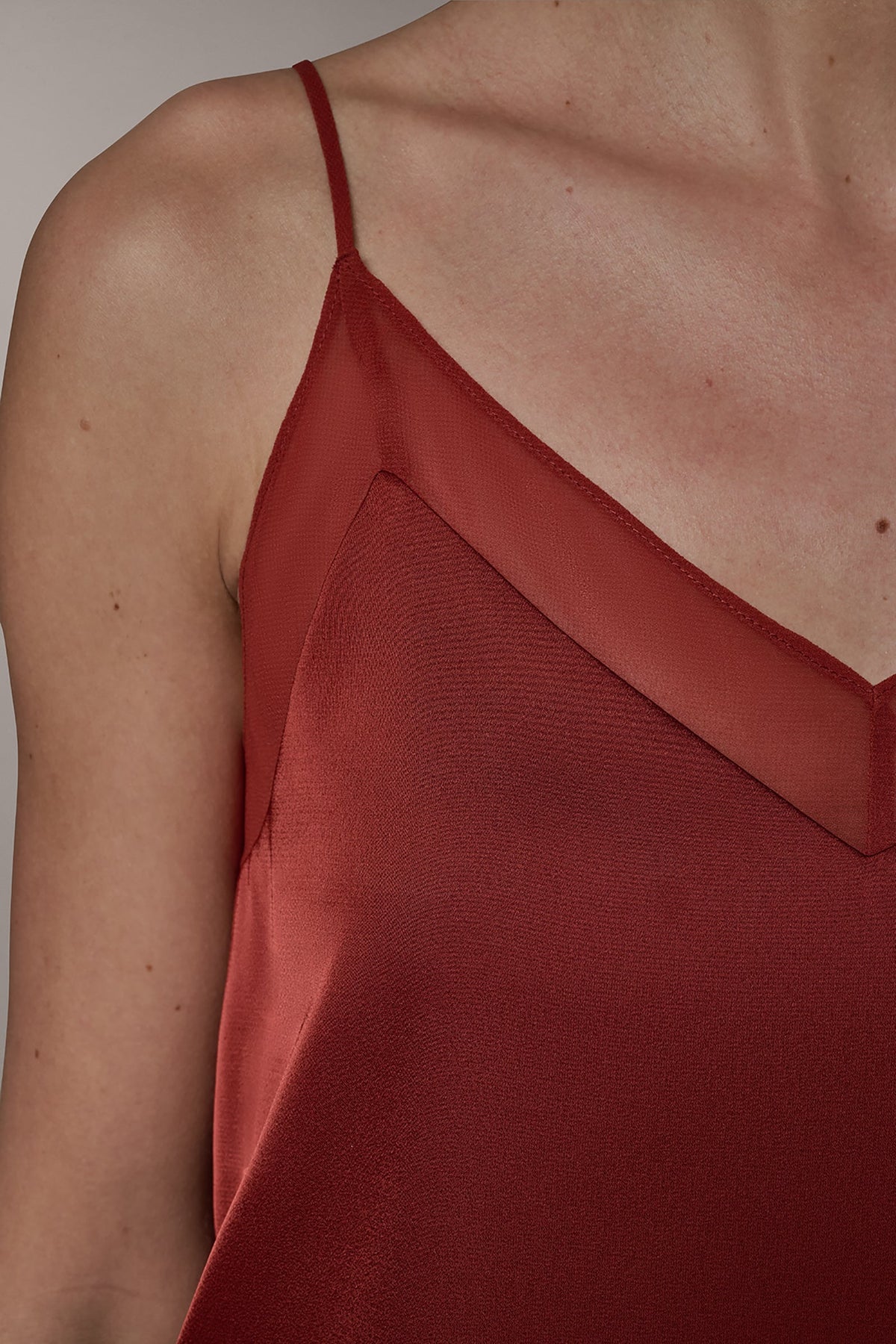 Donna Karan SLEEVELESS V-NECK CAMI