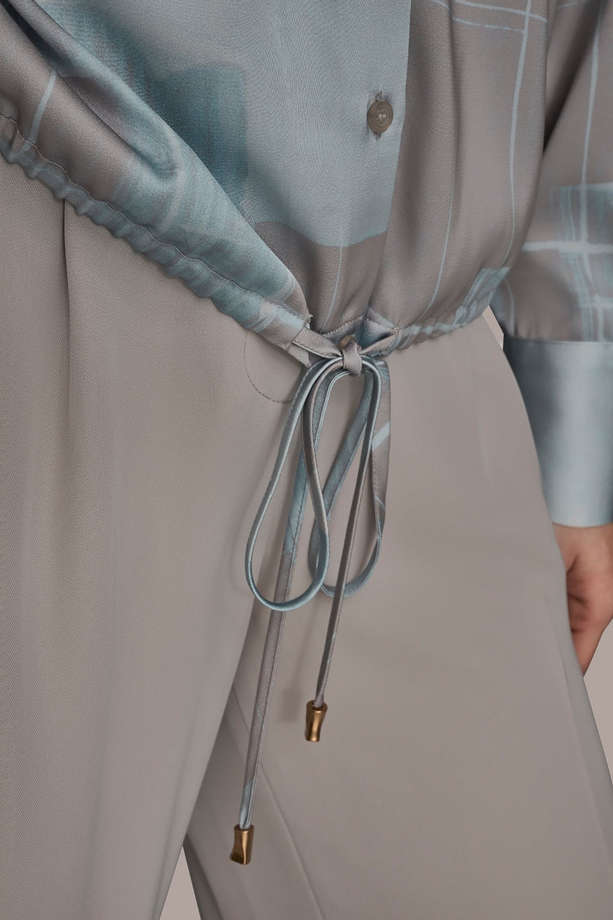 Donna Karan LONG-SLEEVE PRINTED DRAWSTRING BLOUSE