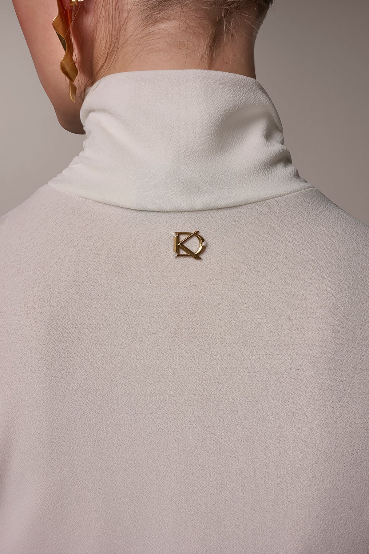 Donna Karan BUTTON SHOULDER BLOUSE
