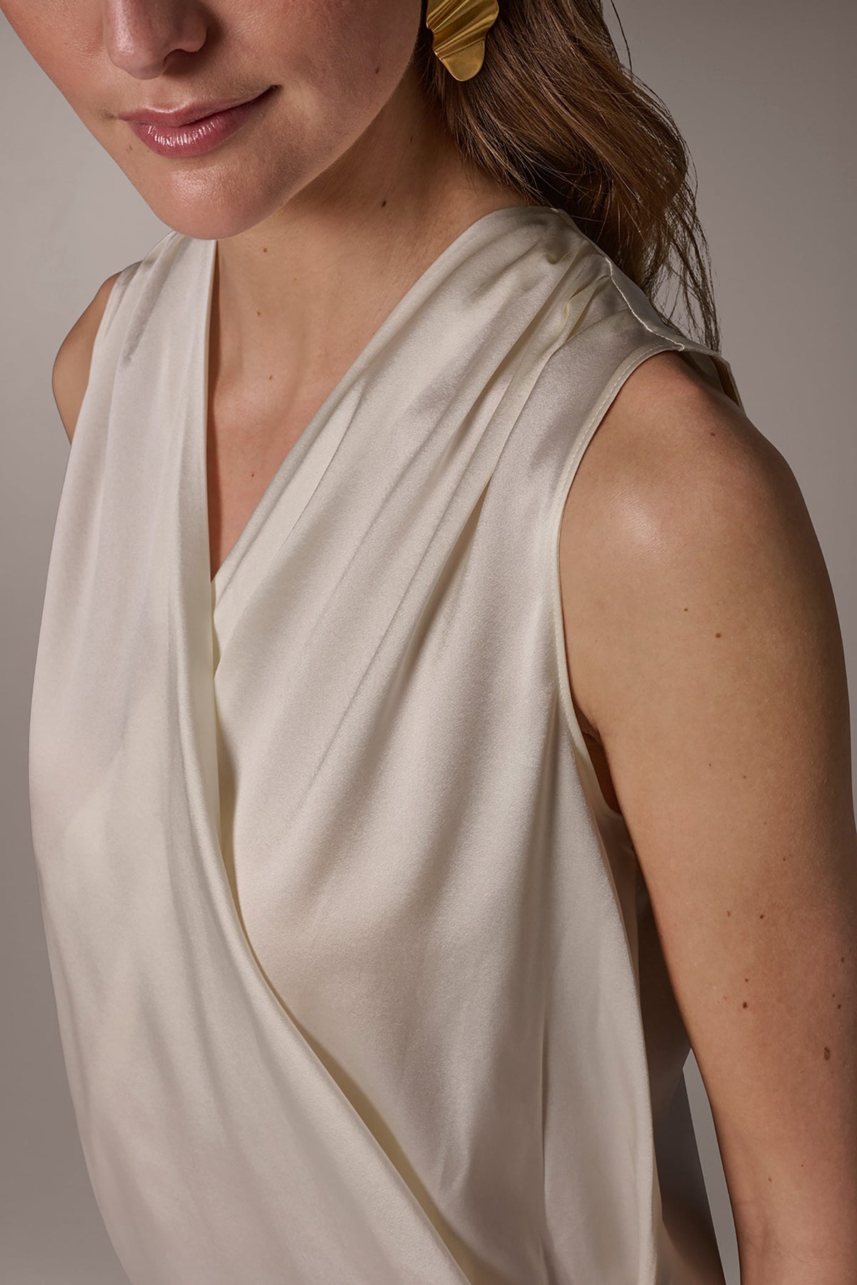 Donna Karan STRETCH-SILK WRAP-EFFECT BLOUSE